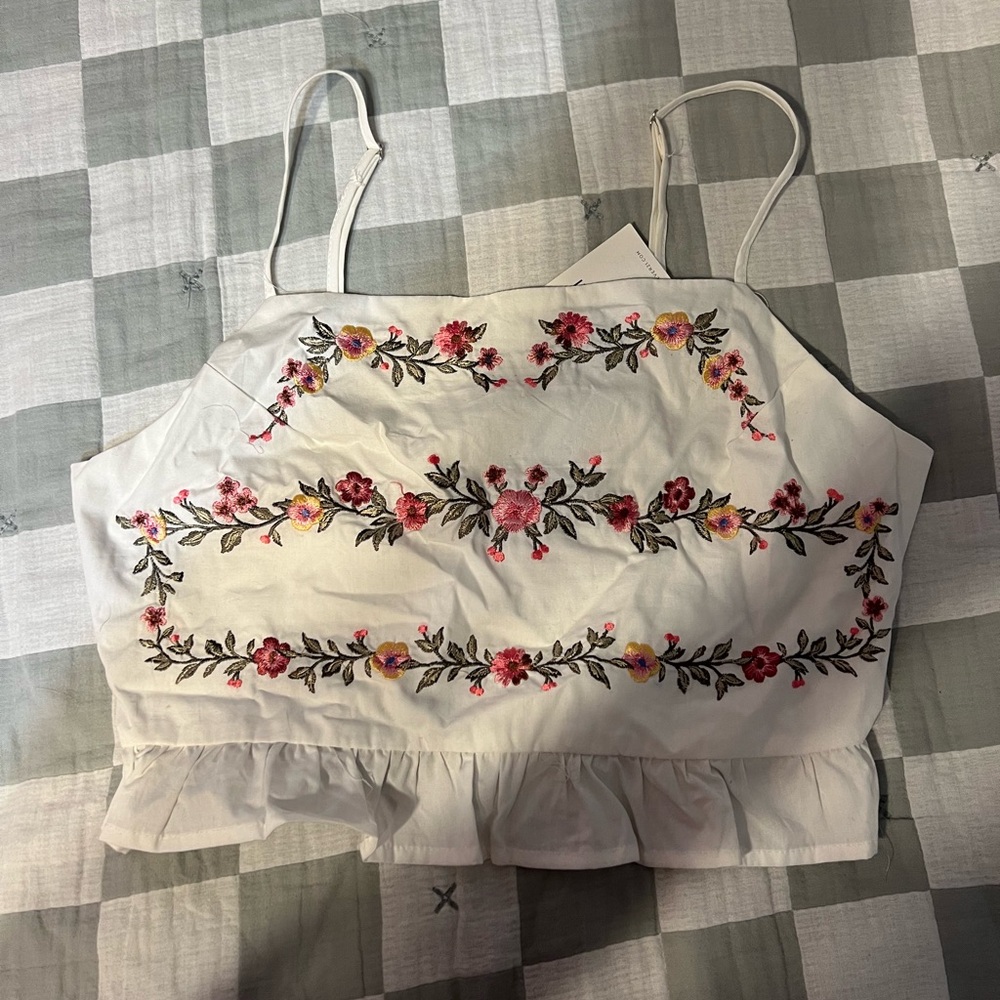 Floral embroidered crop top!